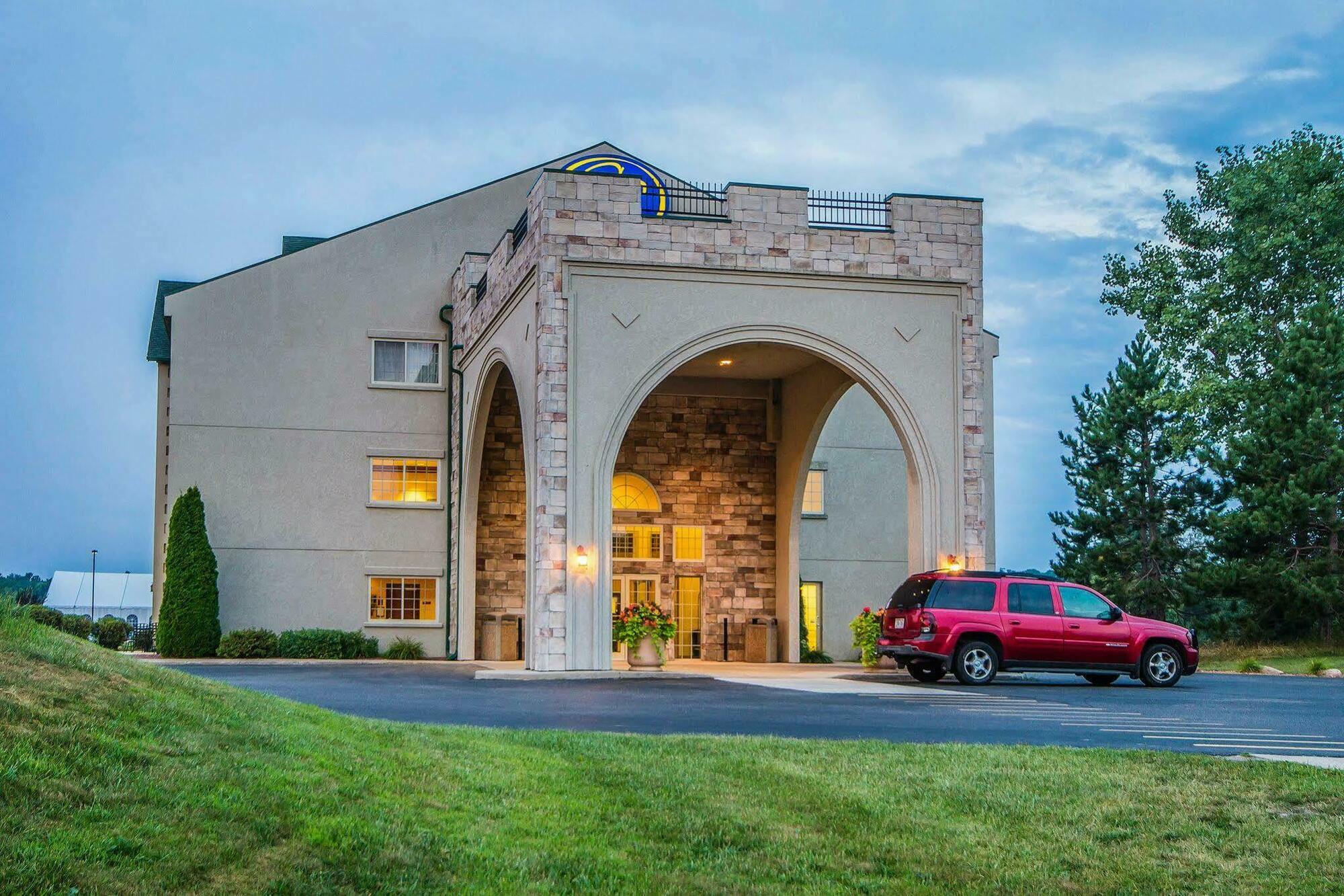 Comfort Suites At Par 4 Resort Waupaca Exterior photo